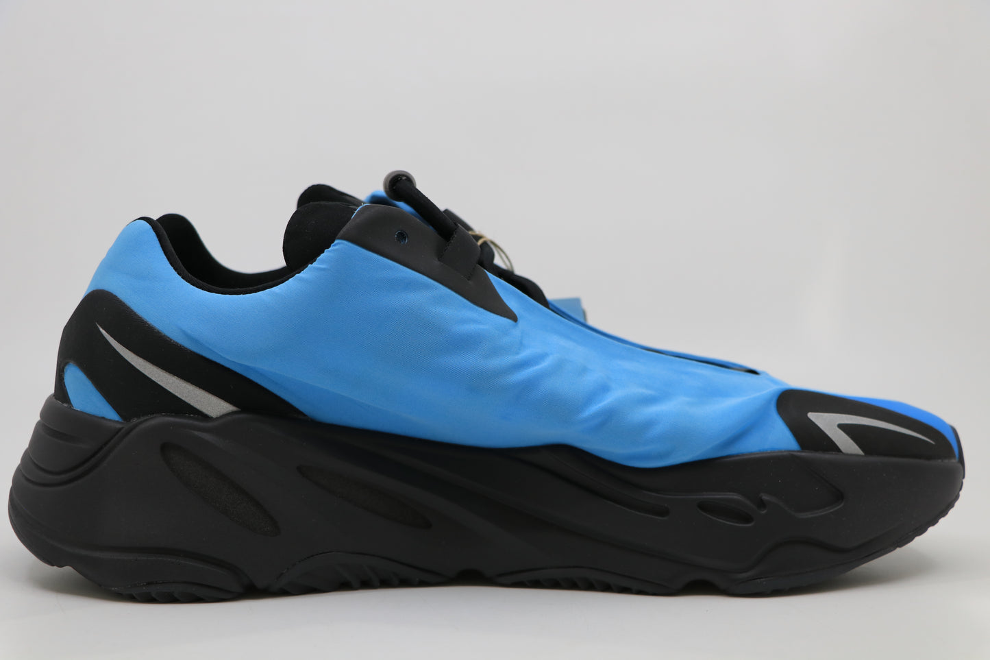 Yeezy 700 MNVN Cyan Size 9.5