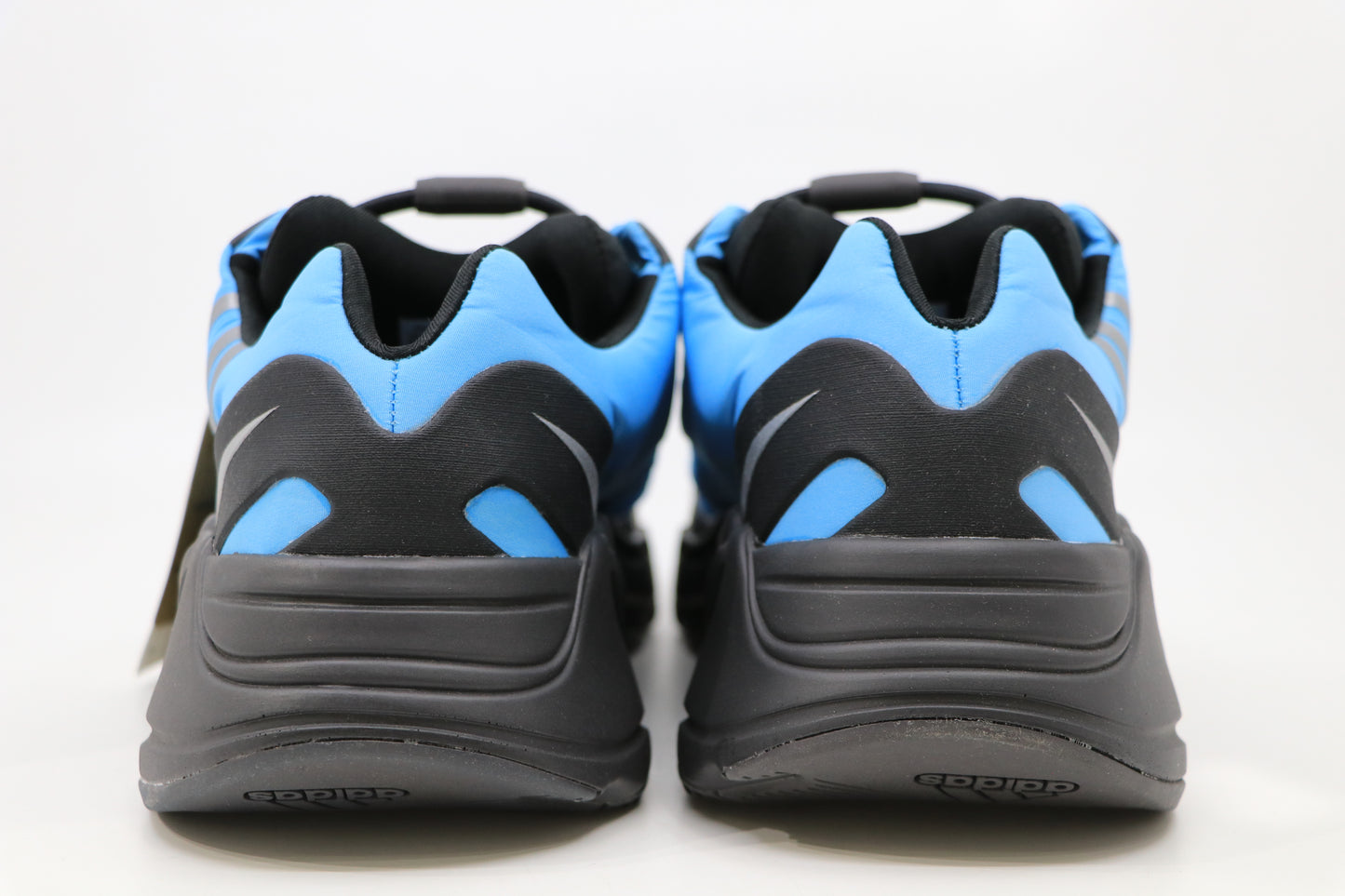 Yeezy 700 MNVN Cyan Size 9.5