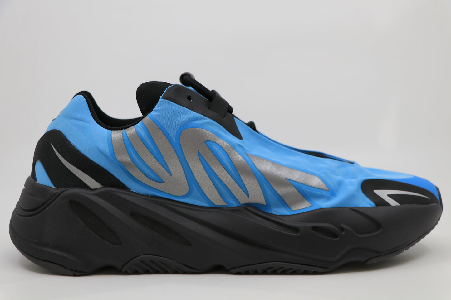 Yeezy 700 MNVN Cyan Size 9.5