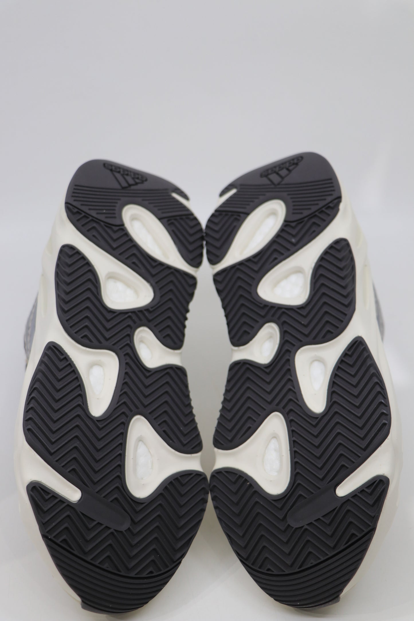 Yeezy 700 V2 Cream Size 7.5