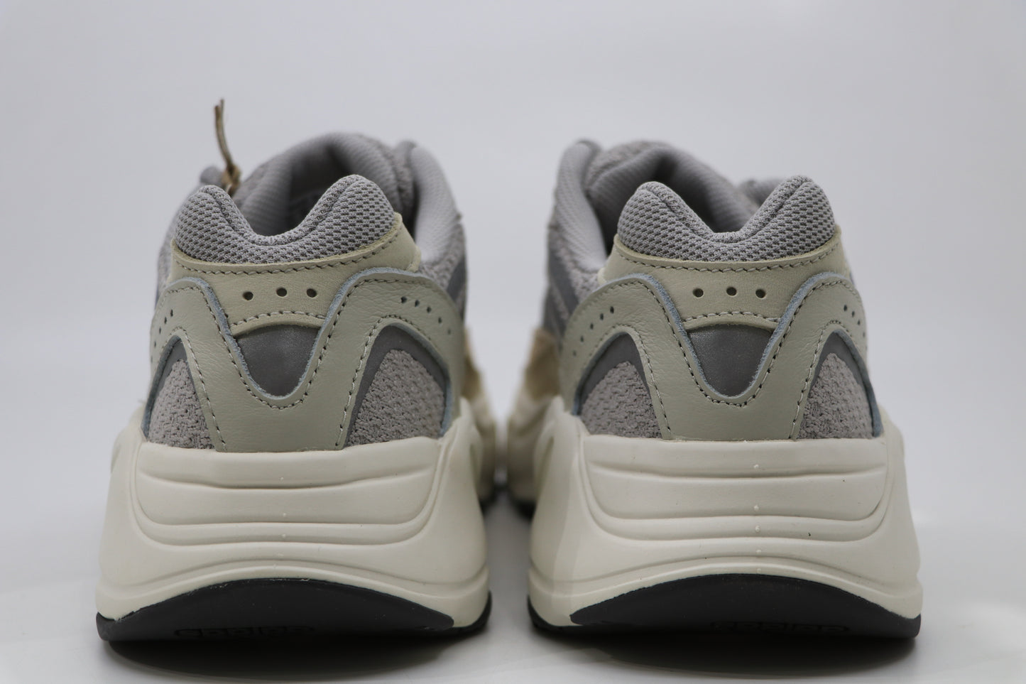 Yeezy 700 V2 Cream Size 7.5