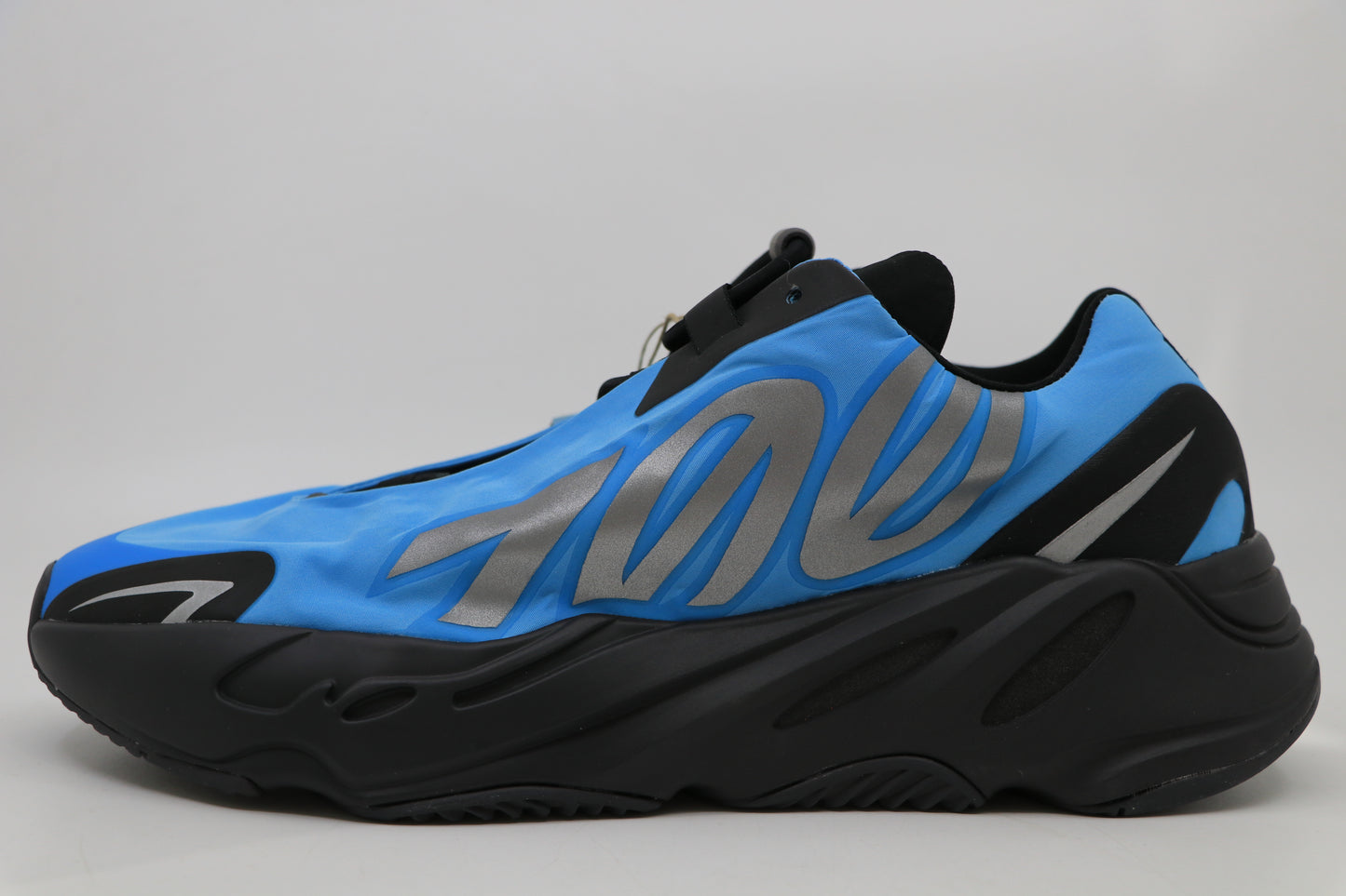 Yeezy 700 MNVN Cyan Size 9.5