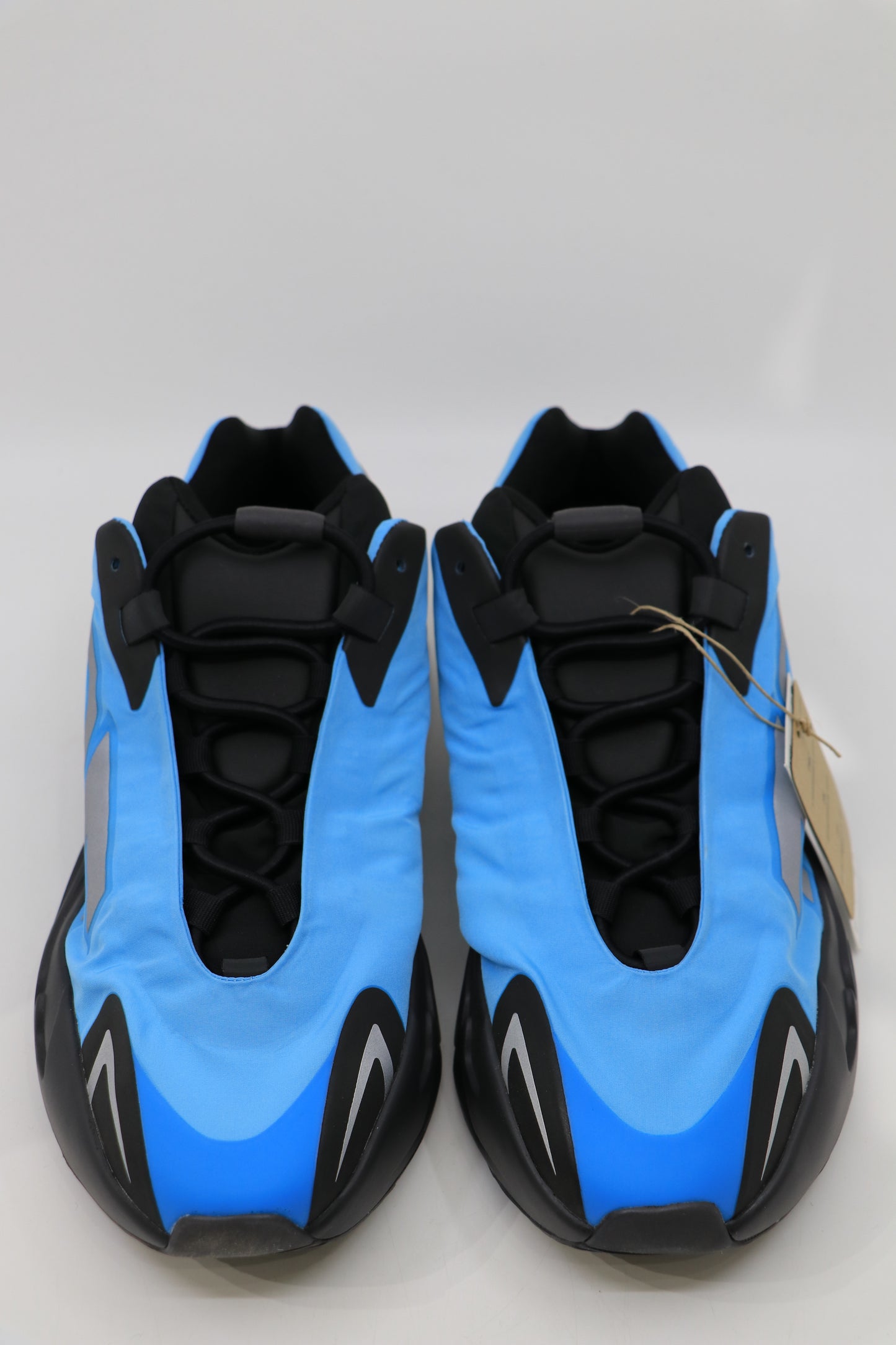Yeezy 700 MNVN Cyan Size 9.5