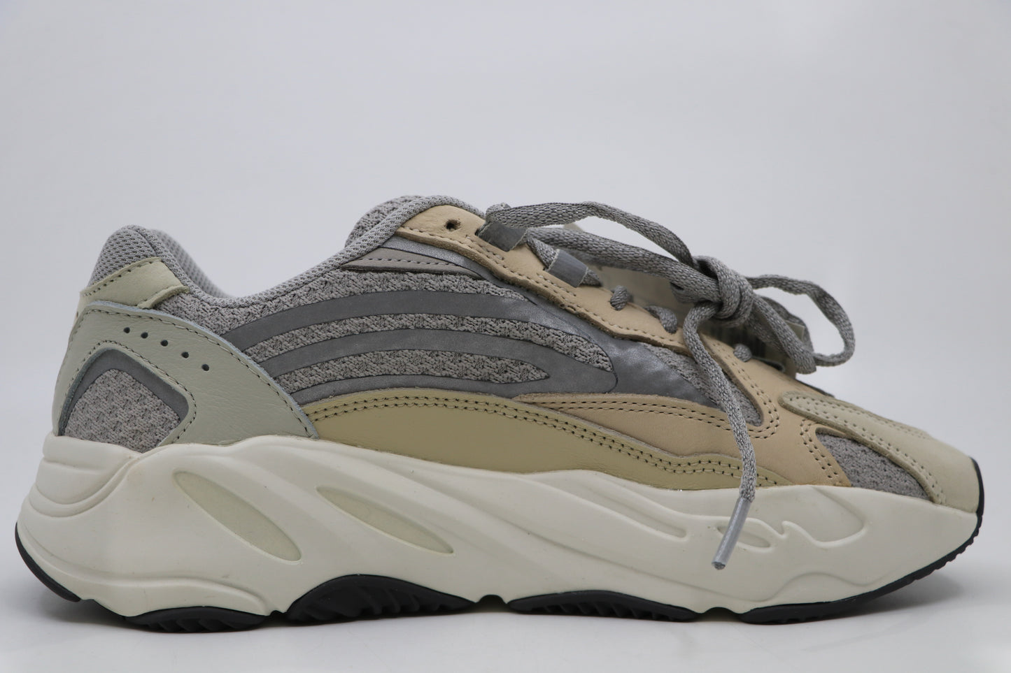 Yeezy 700 V2 Cream Size 7.5