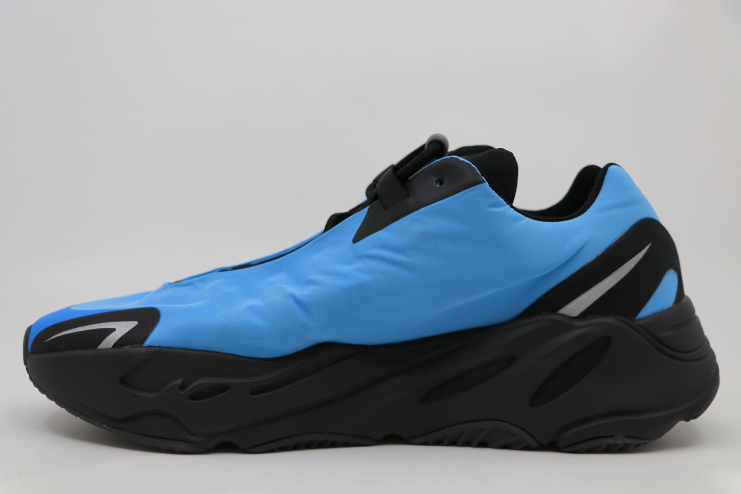 Yeezy 700 MNVN Cyan Size 9.5