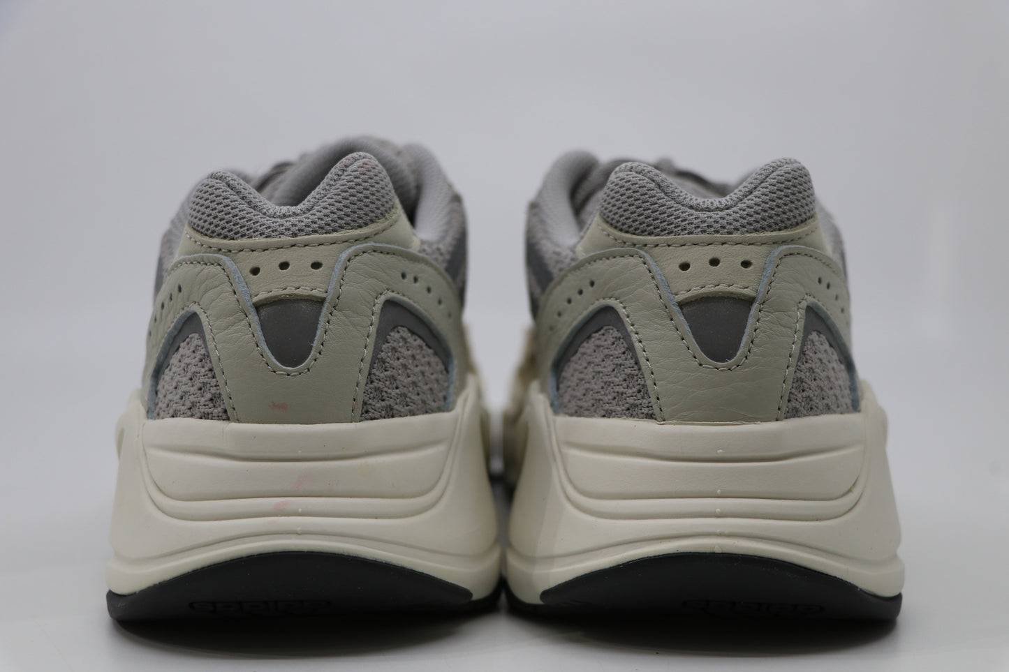 Yeezy 700 V2 Cream Size 6.5