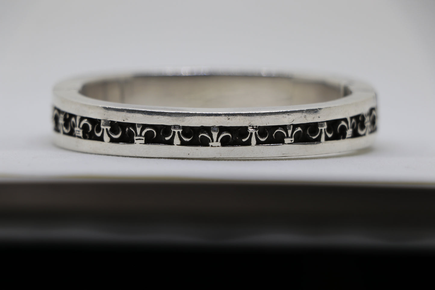 Chrome Hearts Fleur Narrow V Band Bangle Sterling Silver | AVNTGRDNY NYC