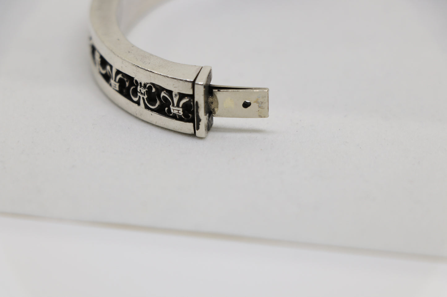Chrome Hearts Fleur Narrow V Band Bangle Sterling Silver | AVNTGRDNY NYC