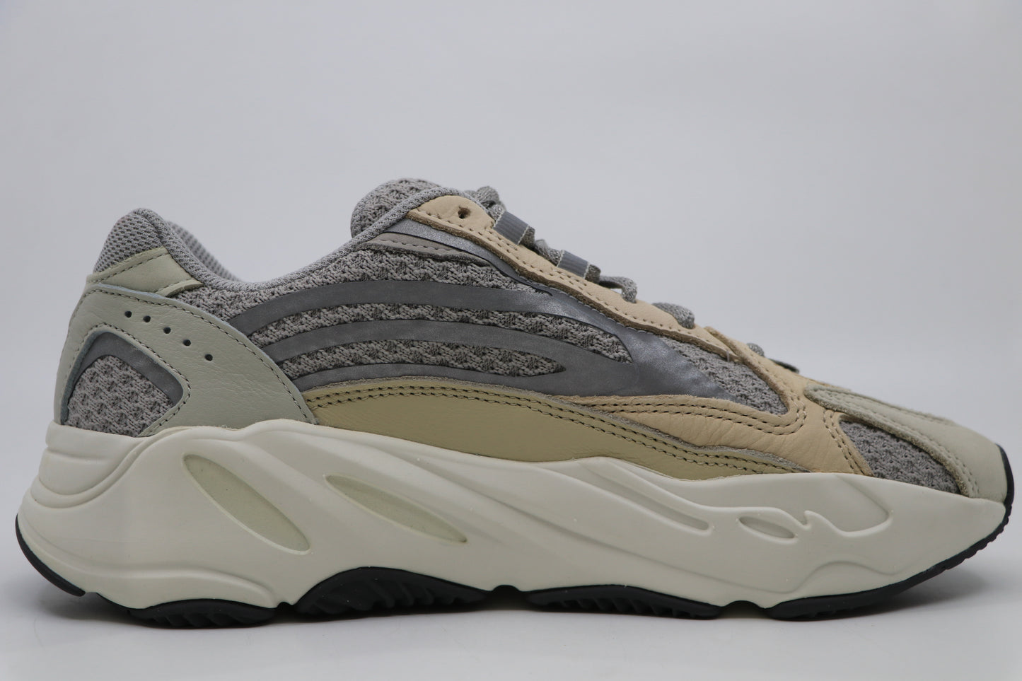 Yeezy 700 V2 Cream Size 6.5
