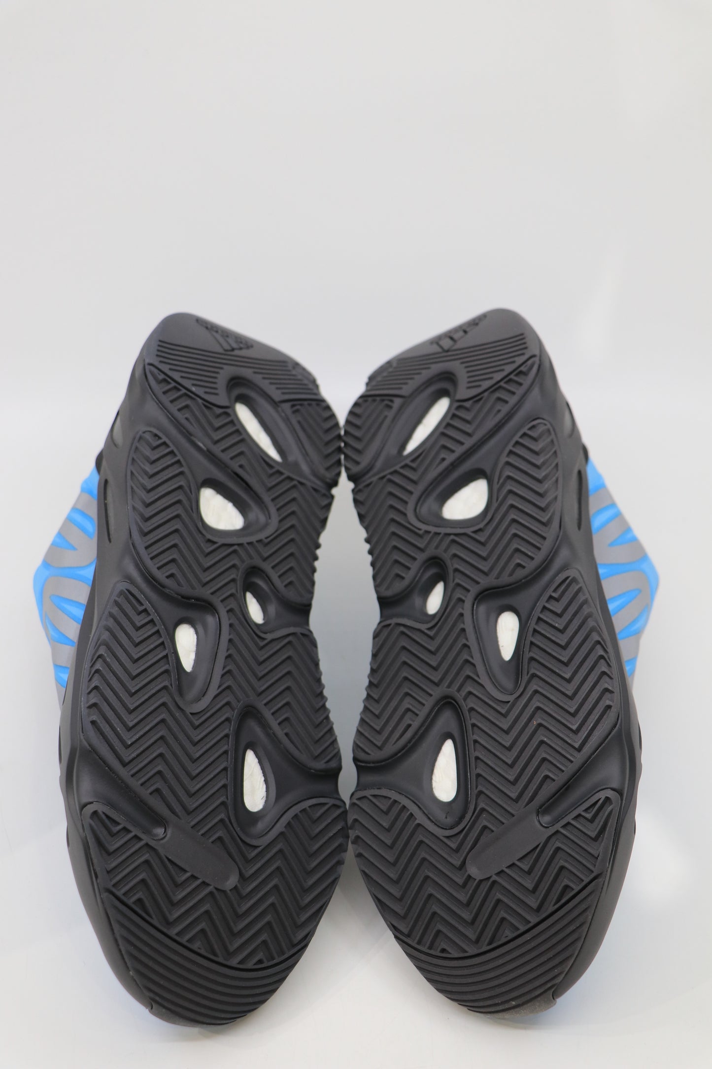 Yeezy 700 MNVN Cyan Size 9.5